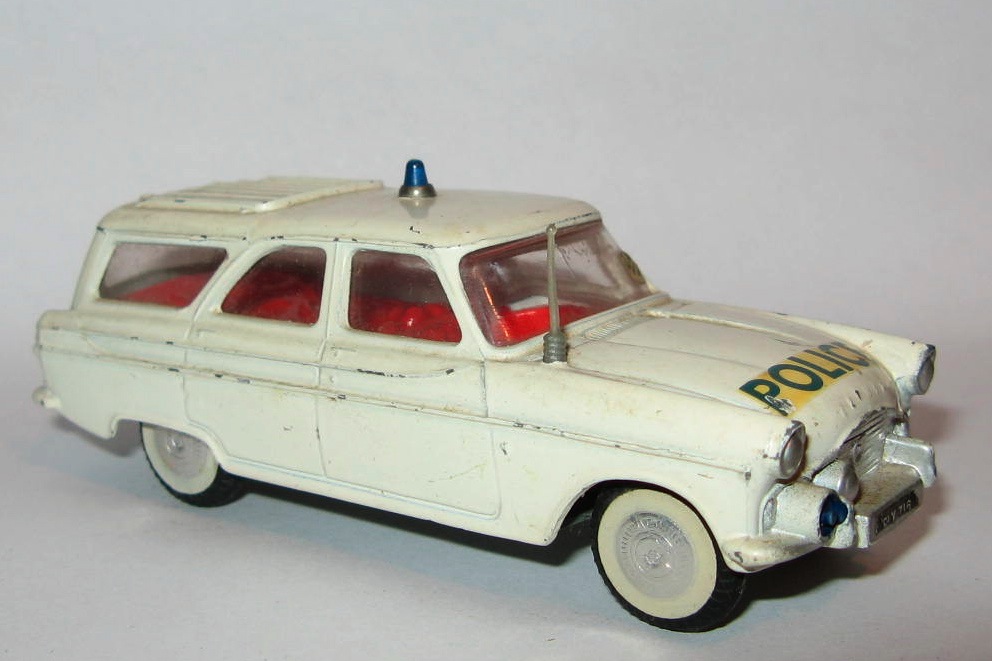 419 FORD ZEPHYR MOTORWAY CAR.jpg